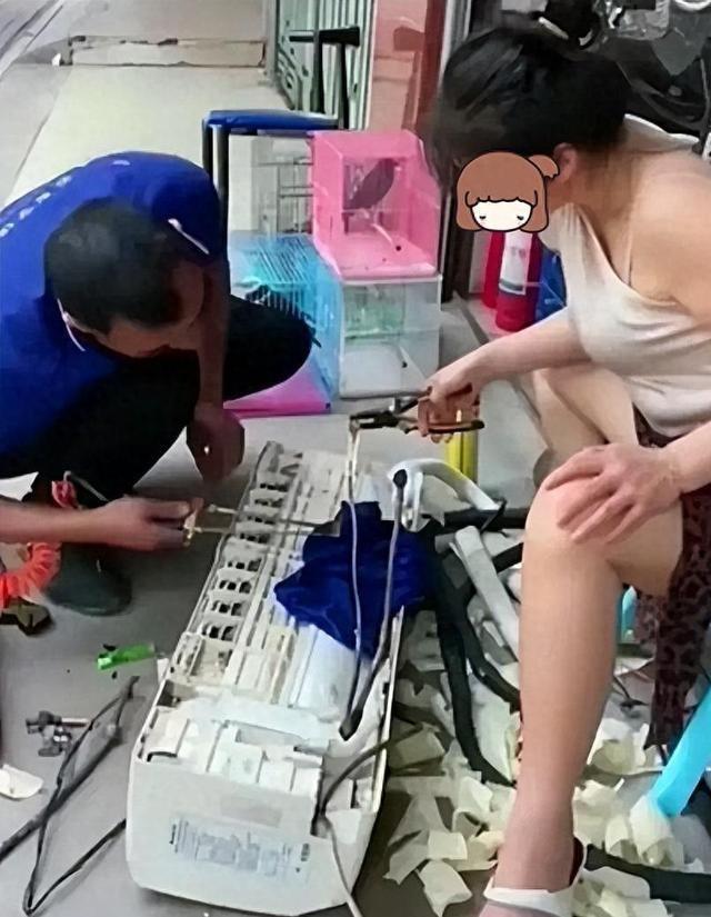 女子请师傅来修空调女子真空上阵坐边上帮忙半天了也没修好