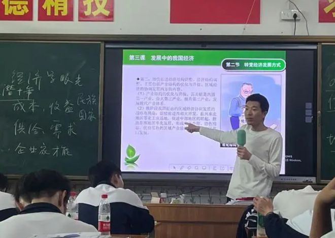 16年前那个逆天改命考上北大的保安毕业后滤镜碎了…(图1)
