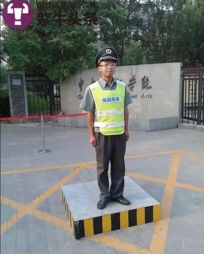 16年前那个逆天改命考上北大的保安毕业后滤镜碎了…(图6)