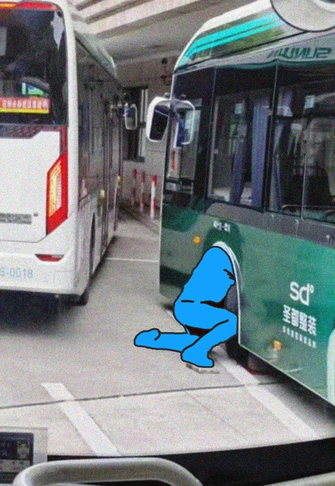 痛心！事发上海一公交枢纽！一维修人员检修车辆时被压不幸身亡