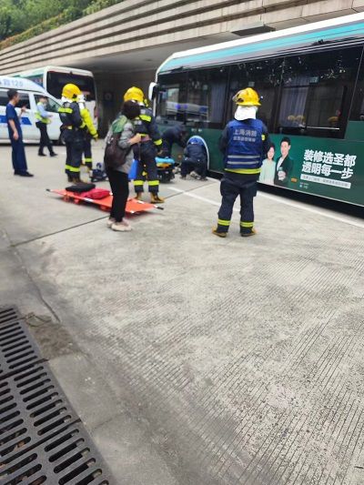 痛心！事发上海一公交枢纽！一维修人员检修车辆时被压不幸身亡(图2)