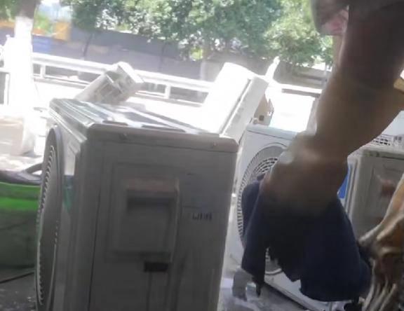 央视曝光二手空调用致癌药水翻新二手回收市场亟待整顿！