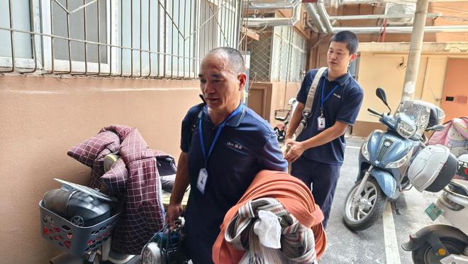高温下的劳动者｜烈日下飞檐走壁空调安装工为千家万户送清凉