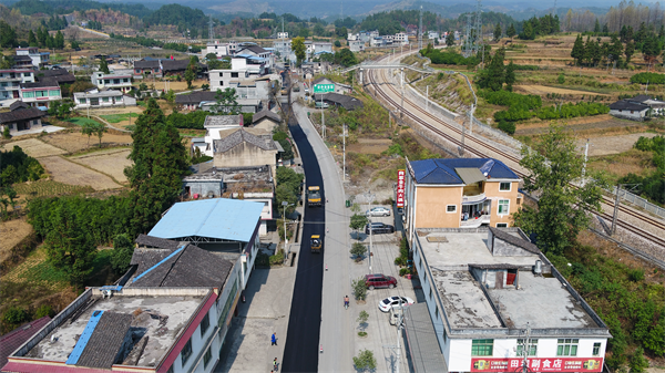 贵州松桃：路畅景美产业兴(图3)