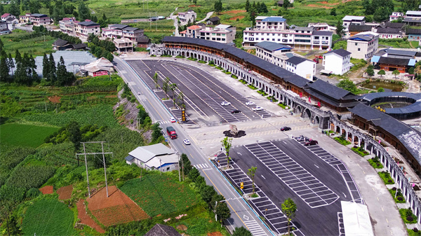 贵州松桃：路畅景美产业兴