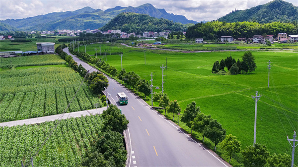 贵州松桃：路畅景美产业兴(图5)
