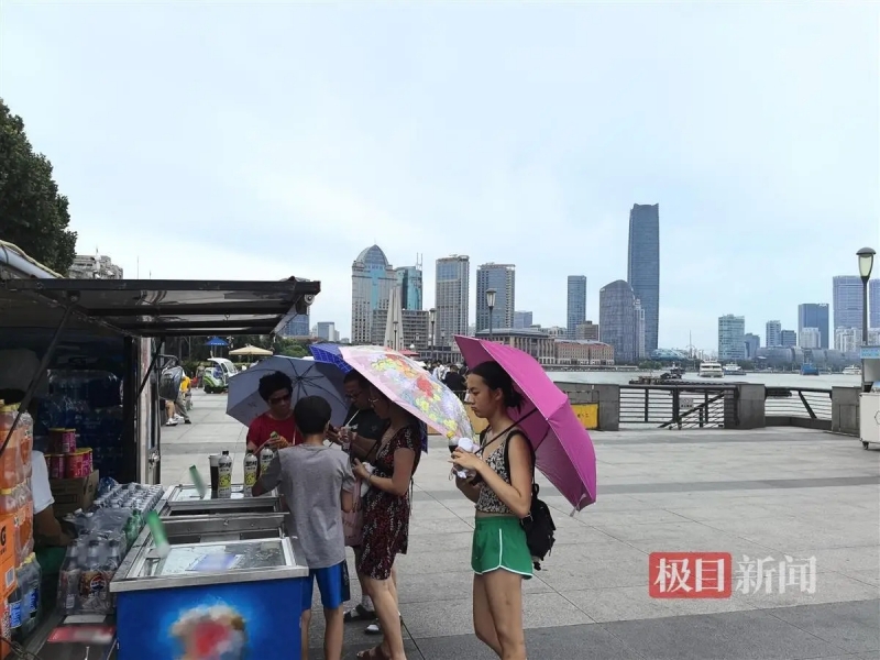 上海连日高温逼近40℃外滩石板晒到翘起空调维修工订单爆满要忙到凌晨(图3)