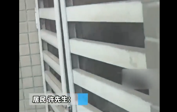 居民楼空调外机惊现马蜂窝一看起码有几百个维修人员左手被叮了两个大包