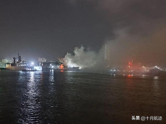 印军舰失火侧翻！美军看后心惊肉跳：我们的军舰还在印度维修