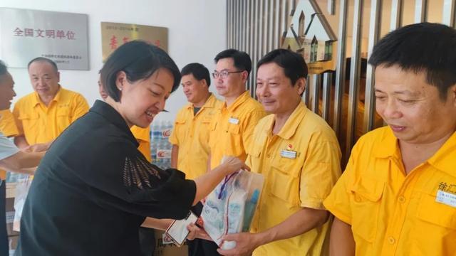 上海徐房房屋维急修中心努力为老干部安居、乐居、宜居保驾护航(图1)