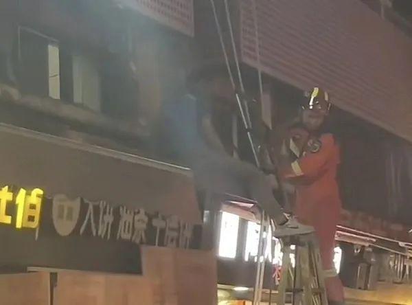 心惊！嘉定一空调维修工修理空调外机不慎被电击！昏厥被困…(图1)
