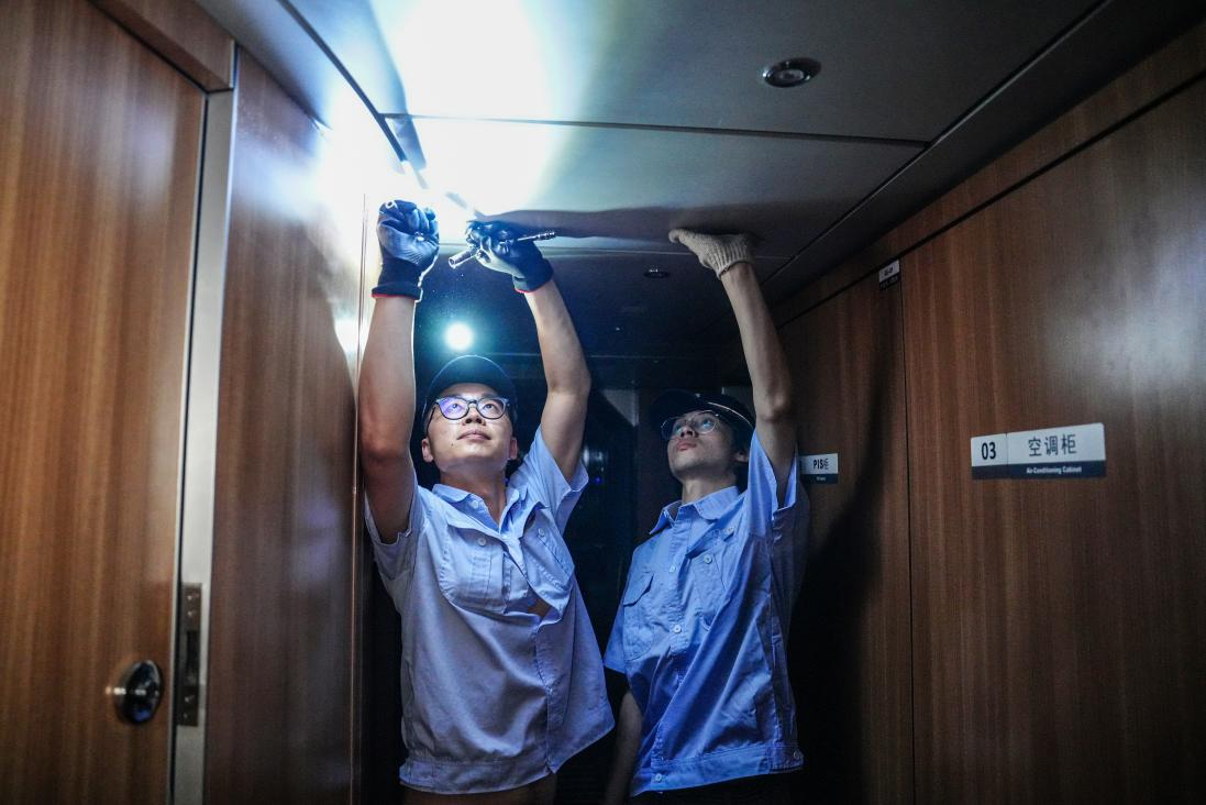 乘客清凉出行离不开高铁“夜游侠”(图3)