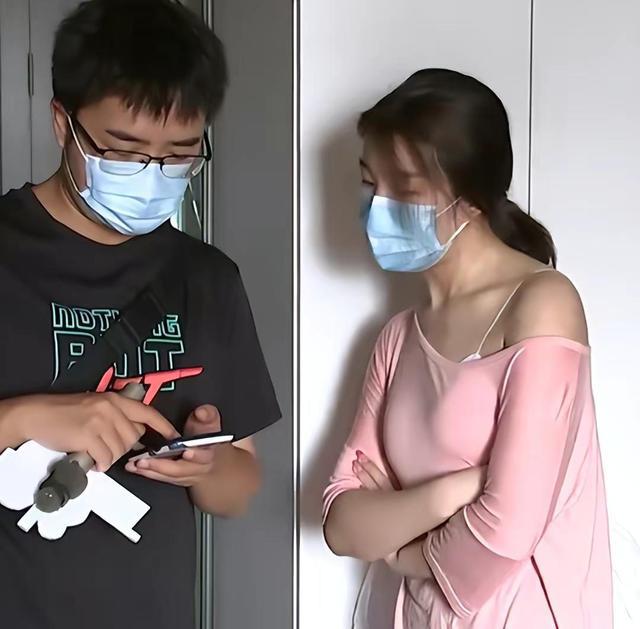 独居美女找师傅修空调连续上门13次都没修好我怀疑他是故意的(图1)