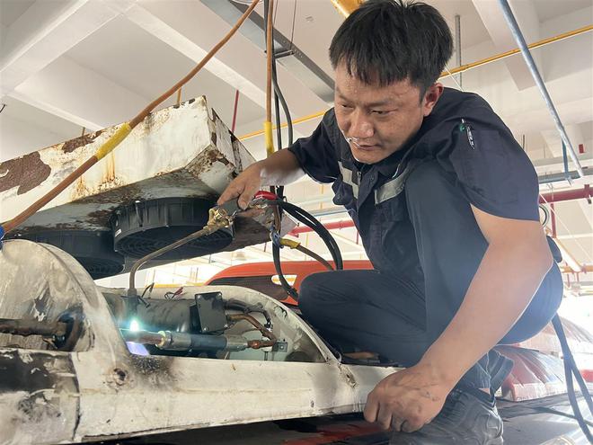 高温下的劳动者：武汉公交车空调“医生”左卫军每天爬上车顶检修50多次(图1)