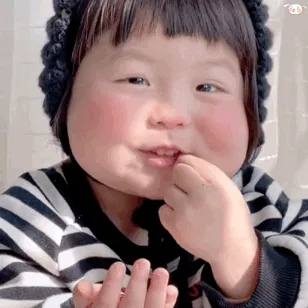 太危险了！女生也翻窗去修空调吗？