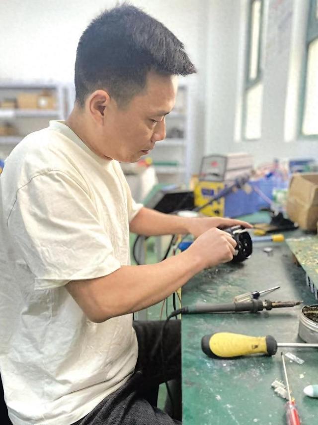 修手机的师傅转行修新能源汽车
