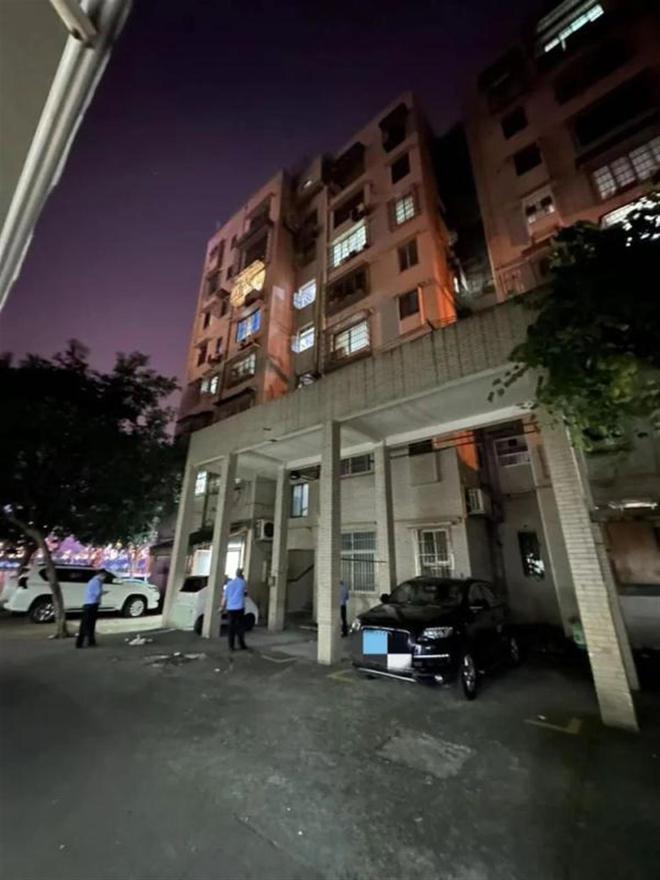 空调安装工不系安全绳坠亡家属索赔百万法院判了：自担七成责房主无责