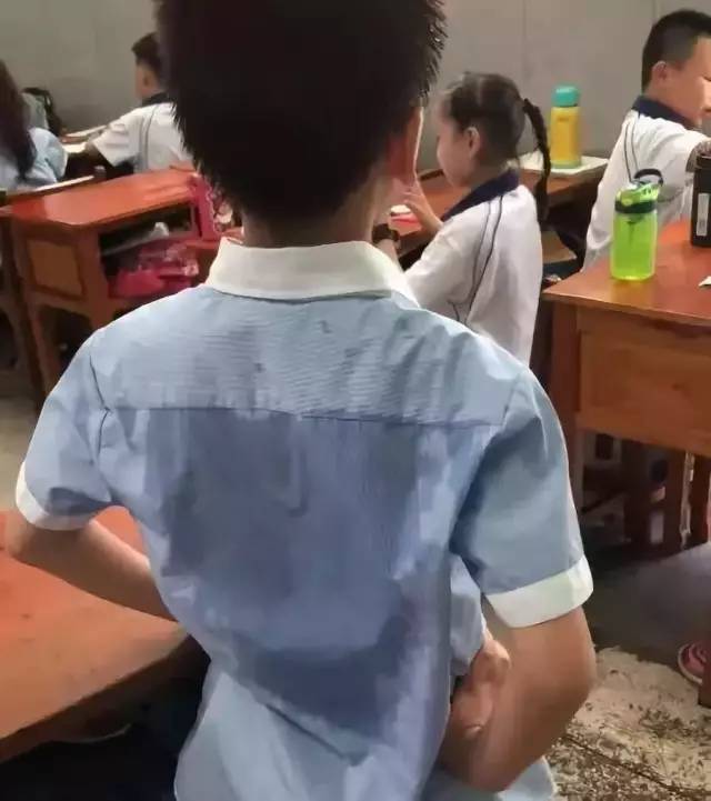 网友吐槽：很多学校有钱把厕所修了又修为什么没钱给教室装空调(图3)