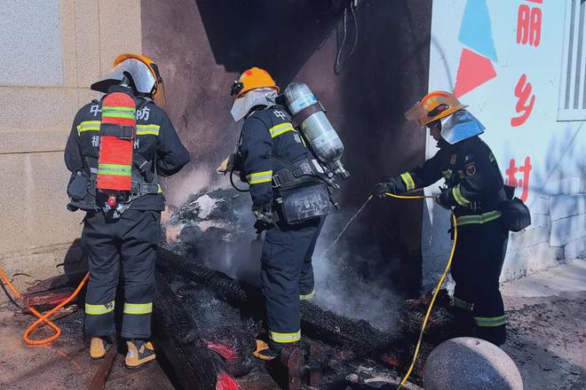 惠安一民房外堆放地瓜藤燃起熊熊大火火焰将空调和电线熏黑部分电线已被引燃