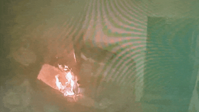 惠安一民房外堆放地瓜藤燃起熊熊大火火焰将空调和电线熏黑部分电线已被引燃(图3)