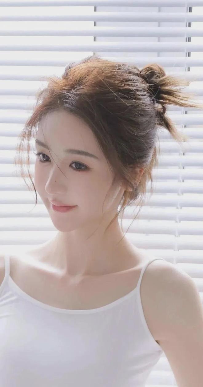 漂亮的妻子在家被维修空调V61(图1)