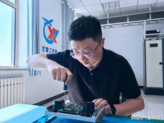 呼伦贝尔空管站艺馨工作室自主维修甚高频电台(图1)