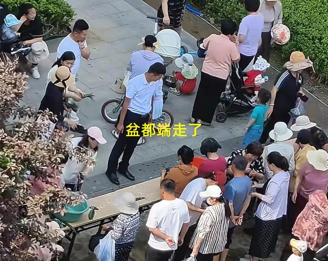 山东：小区端午免费包粽子大妈连盆都端走了还围堵物业要鸡蛋(图1)
