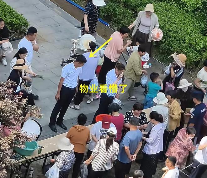 山东：小区端午免费包粽子大妈连盆都端走了还围堵物业要鸡蛋(图2)