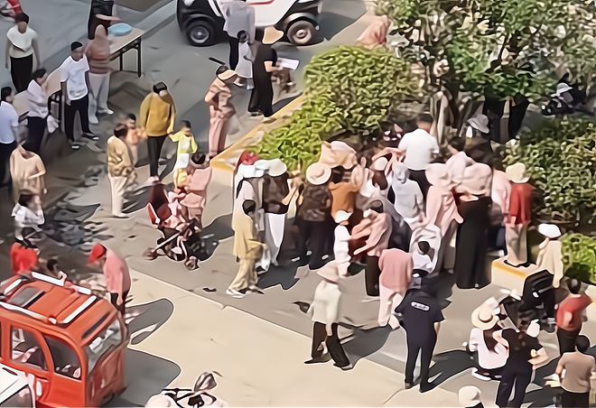 山东：小区端午免费包粽子大妈连盆都端走了还围堵物业要鸡蛋(图4)