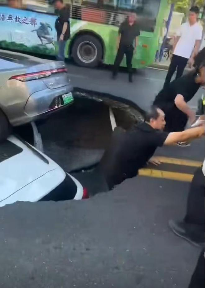 热闻邯郸一道路发生垮塌致两辆汽车坠入当地通报：3人轻微伤已送医(图3)