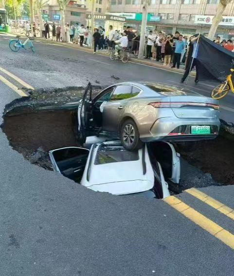 热闻邯郸一道路发生垮塌致两辆汽车坠入当地通报：3人轻微伤已送医(图2)